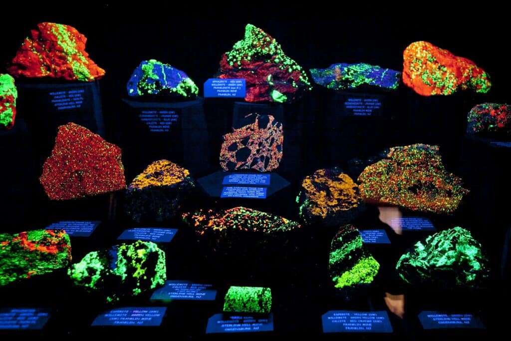 Mining Fluorescent-Minerals-WMMI